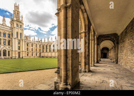 Viereck, das Kloster des All Souls College und Ansicht der Codrington Bibliothek, einer wissenschaftlichen Bibliothek in Oxford, England, UK. Stockfoto