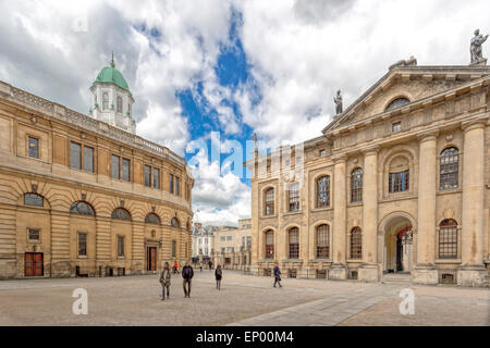 Blick auf das Sheldonian Theatre auf der linken Seite und Clarendon Gebäude auf der rechten Seite, Oxford, England, Oxfordshire, Vereinigtes Königreich. Stockfoto