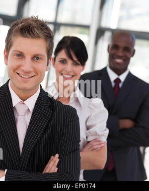 Fröhlich Business-Team in die Kamera schaut Stockfoto