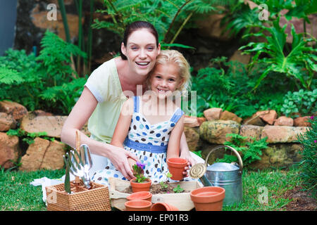 Junge Mutter und Tochter Blumen Pflanzen Stockfoto