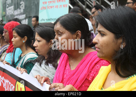 Dhaka, Bangladesch. 12. Mai 2015. Acid Survivors Foundation in Bangladesch halten eine Menschenkette vor nationalen Presseclub auf Forderungen, dass Säure Kontrollgesetz 2002 und sauren Gewalt 2002 stark handeln etablieren in Bangladesch. Bildnachweis: Mamunur Rashid/Alamy Live-Nachrichten Stockfoto