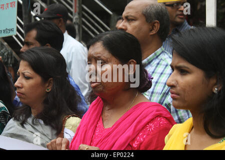 Dhaka, Bangladesch. 12. Mai 2015. Acid Survivors Foundation in Bangladesch halten eine Menschenkette vor nationalen Presseclub auf Forderungen, dass Säure Kontrollgesetz 2002 und sauren Gewalt 2002 stark handeln etablieren in Bangladesch. Bildnachweis: Mamunur Rashid/Alamy Live-Nachrichten Stockfoto