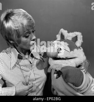 EMM Wie Meikel, Kinderserie 1975-1978, Meikel Katzengreis Mit Moderatorin Hanni Vanhaiden. Stockfoto