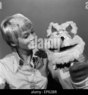 EMM Wie Meikel, Kinderserie 1975-1978, Meikel Katzengreis Mit Moderatorin Hanni Vanhaiden. Stockfoto