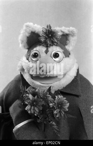 EMM Wie Meikel, Kinderserie 1975-1978, Meikel Katzengreis Bringt Einen Blumenstrauß. Stockfoto