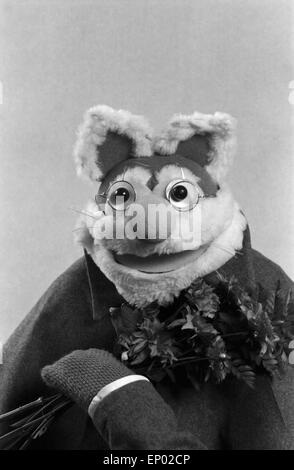 EMM Wie Meikel, Kinderserie 1975-1978, Meikel Katzengreis Bringt Einen Blumenstrauß. Stockfoto