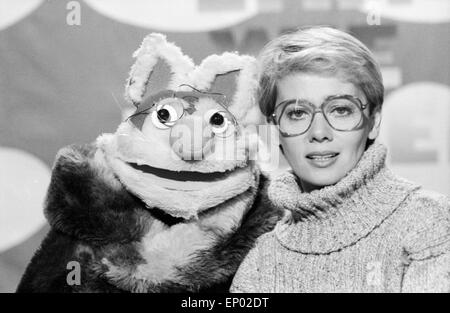 EMM Wie Meikel, Kinderserie 1975-1978, Meikel Katzengreis Mit Moderatorin Hanni Vanhaiden. Stockfoto