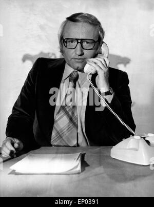 Werner Veigel, Sprecher der Tagesschau von 1966 Bis 1995, bin Telefon. Stockfoto