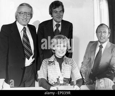 Sprecher der Tagesschau, Werner Veigel, Wilhelm Wieben und Karl Heinz Köpcke, gratulieren ihrer ersten weiblichen Kollegin D Stockfoto