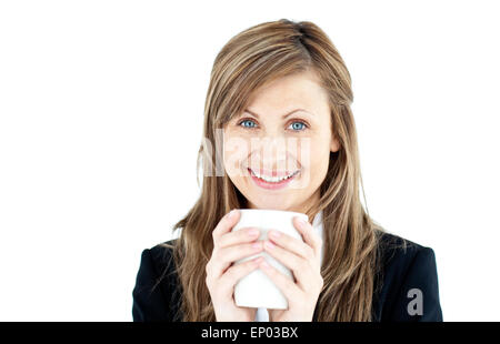 Hübsche Geschäftsfrau Kaffeetrinken vor einem weißen Hintergrund Stockfoto