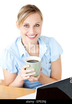 Glühende Geschäftsfrau trinken Kaffee Smilng an der Kamera sitzt vor weißem Hintergrund Stockfoto