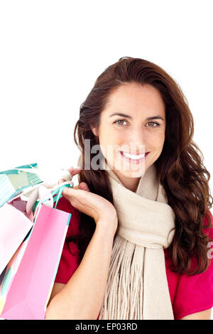 Fröhliche Frau trägt einen Schal und Einkaufstaschen lächelnd in die Kamera hält Stockfoto