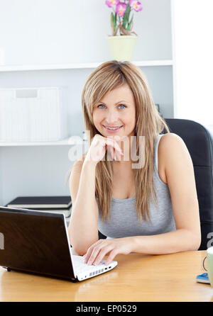 Elegante Dame mit ihrem Laptop zu Hause Stockfoto