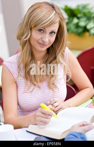 Porträt von einer konzentrierten Studentin arbeitet mit einem Freund in der cafeteria Stockfoto
