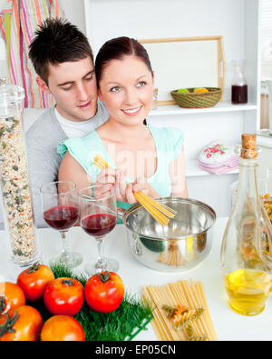 Enge paar Vorbereitung Spaghetti in der Küche und Drinkng Wein Stockfoto