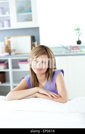 Fesselnde kaukasischen Frau sitzt auf einem Sofa, Blick auf die Seite Stockfoto