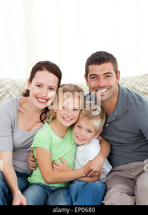 Porträt einer glücklichen Familie zu Hause Stockfoto