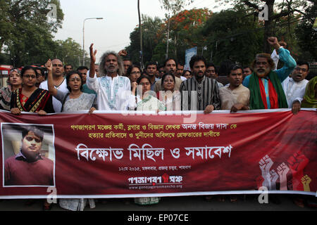 Dhaka, Bangladesch. 12. Mai 2015. Bangladesch-Aktivist und Ganajagaran Mancha Formen zu protestieren und eine menschliche Kette an Dhakas Shahbagh am Dienstag aus Protest gegen die Ermordung von Blogger Ananta Bijoy Das in Dhaka am 12. Mai 2015.It verlangte die sofortige Verhaftung der Mörder. Bildnachweis: Zakir Hossain Chowdhury/ZUMA Draht/Alamy Live-Nachrichten Stockfoto