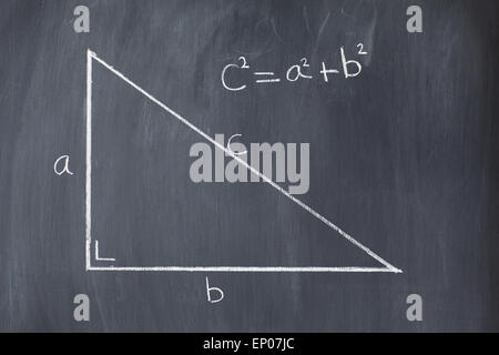 Rechtwinkligen Dreiecks mit Pythagoras-Formel auf einer Tafel Stockfoto