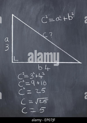 Rechtwinkligen Dreiecks mit Pythagoras-Formel und Berechnungen auf einer Tafel Stockfoto