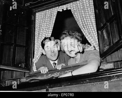 Ein Junger Mann Und Eine Junge Frau Schauen Fröhlilch aus Dem Fenster Eines Nachtclubs Auf der Reeperbahn in Hamburg, 1950er Jah Stockfoto