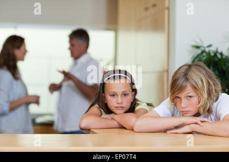 Sad sucht Geschwister mit dem Kampf gegen Eltern dahinter Stockfoto