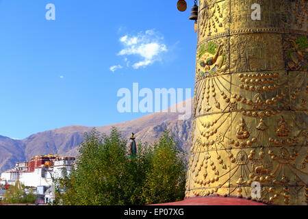 Vergoldete Dhvaja-Siegesbanner auf dem Dach des 25000m 2 Jokhang Tempel-Potala auf dem Hintergrund. Lhasa-Tibet. Stockfoto