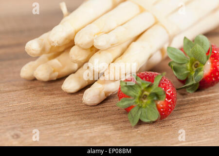 Weißer Spargel mit Erdbeeren Stockfoto