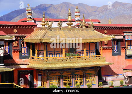 Vergoldeten Dächer und Dekoration - Dhvajas-Lotusblüten-Makaras-Garudas-Spitze Erker im Hof des Tempels Johang. Lhasa-Tibet Stockfoto