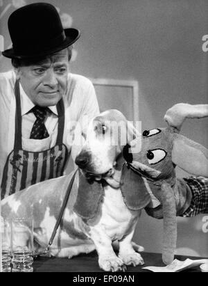 Ein Bassett ist Heute Im Studio der ARD Kinderserie Spaß Muß Sein. Arno Görke Und Hase Cäsar Sagen Hallo bin 10.09.1979. Stockfoto