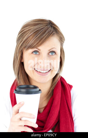 Positive Frau hält einen Kaffee trägt einen Schal Stockfoto