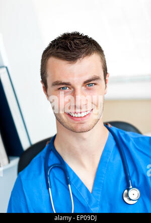 Lächelnd schaut in die Kamera tragen scheuert Chirurg Stockfoto