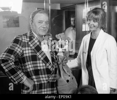 Hase Cäsar, Arno Görke Und Renate Ulrik Im Foyer am 06.07.1981. Stockfoto