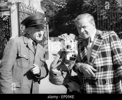 Arno Görke Und Hase Cäsar Besuchen Heute Hagenbecks Tierpark in Hamburg in der ARD Kinderserie Spaß Muß Sein bin 20.07.1981. Stockfoto