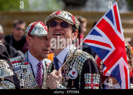 Pearly Kings und Queens sammeln auf dem Trafalgar Square anlässlich des 70. Jahrestages des VE Tag feiern, London, England Stockfoto