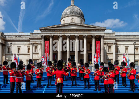 Die Band der Grenadier Guards führen Sie auf dem Trafalgar Square zum 70. Jahrestag des VE Tag, London, England Stockfoto