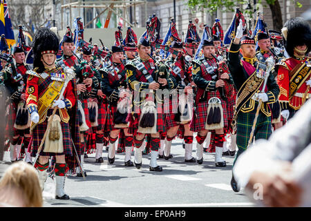 The Band Of The Royal Regiment Of Scotland Vorbeimarsch der Kenotaph zum 70. Jubiläum der VE Tag, London, UK Stockfoto