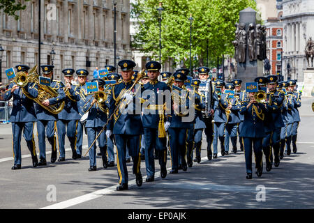 Die Royal Air Force Band März auf Whitehall im Rahmen des 70. Jubiläums des VE Tag, London, England Stockfoto