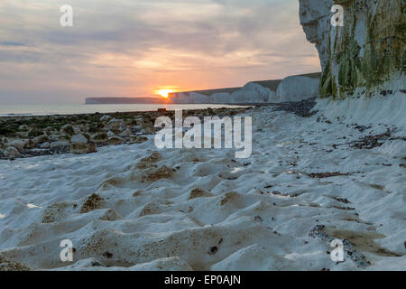 Sonnenuntergang am Birling Gap, Sussex, England. Sieben Schwestern Felsen im Hintergrund. Stockfoto