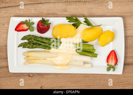 Grünen und weißen Spargel auf Teller Stockfoto