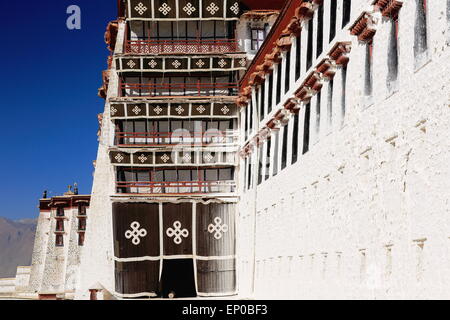Potala-Palast mit dem Potrang Karpo und Marpo-roten und weißen Palästen bis hin zu den E.and W.at 3700 ms.high am Marpo Ri-Red Hill. Lhasa. Stockfoto