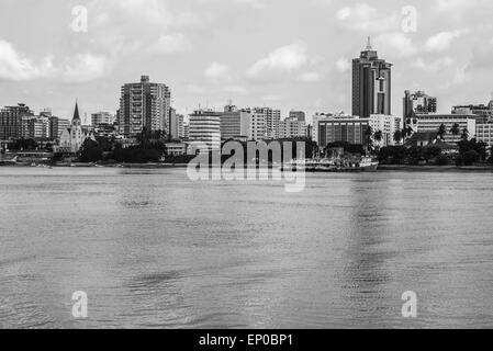 Hafen von Dar Es Salaam, Tansania in Ostafrika, mit moderner Architektur, vom Boot aus gesehen. Horizontal, schwarz und weiß. Stockfoto