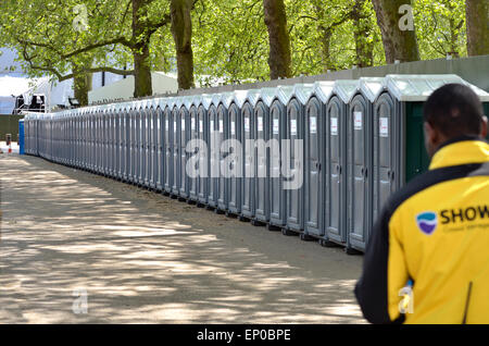 London, England, Großbritannien. Lange Strecke an öffentlichen toiletten, im St James' Park für den VE 70th Anni... Stockfoto