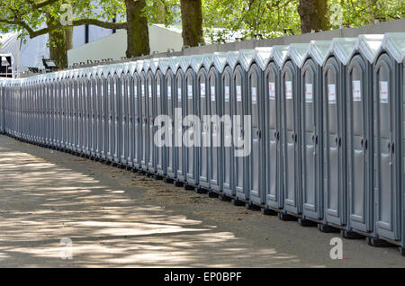 London, England, Großbritannien. Lange Strecke an öffentlichen toiletten, im St James' Park für den VE 70th Anni... Stockfoto