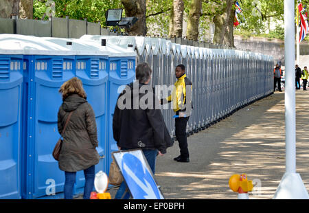 London, England, Großbritannien. Lange Strecke an öffentlichen toiletten, im St James' Park für den VE 70th Anni... Stockfoto