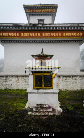 Chörten der Gedenkstätte der 108 Druk Wangyal Khangzang Chörten auf den Dochula pass zwischen Thimphu und Punakha, Bhutan Stockfoto