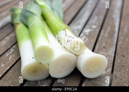 Frische Bio Lauch, abgebildet auf einem Holztisch Garten Stockfoto