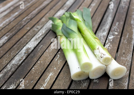 Frische Bio Lauch, abgebildet auf einem Holztisch Garten Stockfoto