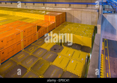 Eggenstein-Leopoldshafen, Deutschland. 6. Mai 2015. Container mit radioaktiven Abfällen haben am Zwischenlager der Wiederaufarbeitungsanlage (Verglasungstechnologie Karlsruhe, WAK) in Eggenstein-Leopoldshafen, Deutschland, 6. Mai 2015 aufgeschichtet worden. Die Anlage liegt nahe an seine Grenzen. Ein Erweiterungsbau wurde für das Jahr 2020 geplant. Das Endlager Konrad für schwach- und mittelaktive Abfälle ist derzeit eingestellt, die direkte Geschäftstätigkeit im Jahr 2022. Foto: WOLFRAM KASTL/Dpa/Alamy Live-Nachrichten Stockfoto