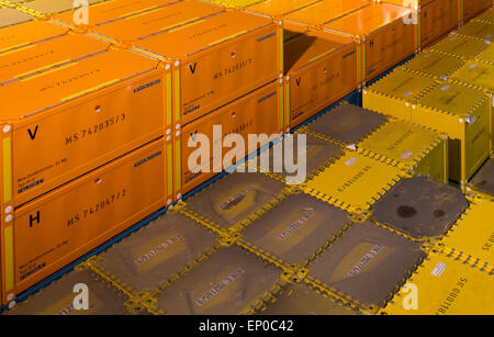 Eggenstein-Leopoldshafen, Deutschland. 6. Mai 2015. Container mit radioaktiven Abfällen haben am Zwischenlager der Wiederaufarbeitungsanlage (Verglasungstechnologie Karlsruhe, WAK) in Eggenstein-Leopoldshafen, Deutschland, 6. Mai 2015 aufgeschichtet worden. Die Anlage liegt nahe an seine Grenzen. Ein Erweiterungsbau wurde für das Jahr 2020 geplant. Das Endlager Konrad für schwach- und mittelaktive Abfälle ist derzeit eingestellt, die direkte Geschäftstätigkeit im Jahr 2022. Foto: WOLFRAM KASTL/Dpa/Alamy Live-Nachrichten Stockfoto